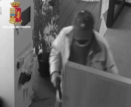 Savona, domani l'interrogatorio del rapinatore della Carisa di corso Vittorio Veneto