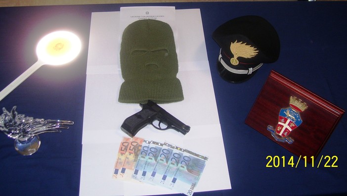 Albenga, con una pistola giocattolo rapina una 70enne: arrestato
