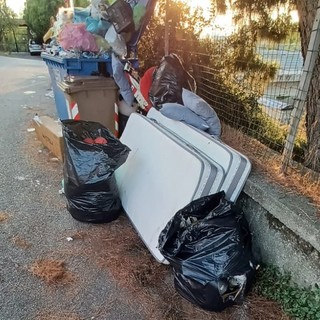 Savona, abbandonano materiali ingombranti in via Valcada, ma alcuni elementi li rendono identificabili