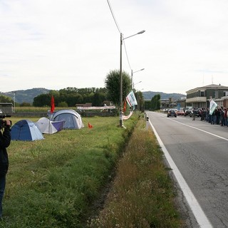 Il presidio davanti alla Riva acciaio