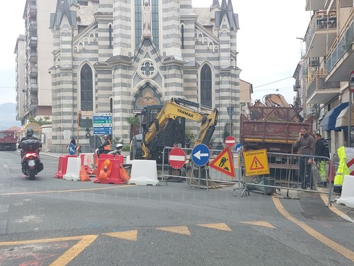 Rotatoria di Zinola, i lavori dovrebbero finire entro 10 giorni. Assessore Parodi: "Stanno cercando di trovare soluzioni meno impattanti per il traffico" (FOTO) Rotatoria di Zinola, i lavori dovrebbero finire entro 10 giorni. Assessore Parodi: "Stanno cercando di trovare soluzioni meno impattanti per il traffico" (FOTO)