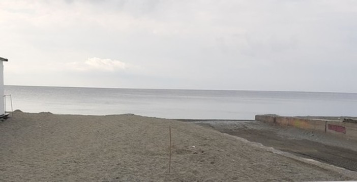 Rimozione sabbia e ripascimento spiagge a Celle, il sindaco respinge le accuse: "Non accettiamo certe cose, non c'è nessun allarme"