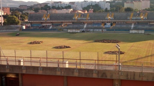 I lavori di rizollatura dello stadio Bacigalupo, avvenuti lo scorso settembre I lavori di rizollatura dello stadio Bacigalupo, avvenuti lo scorso settembre