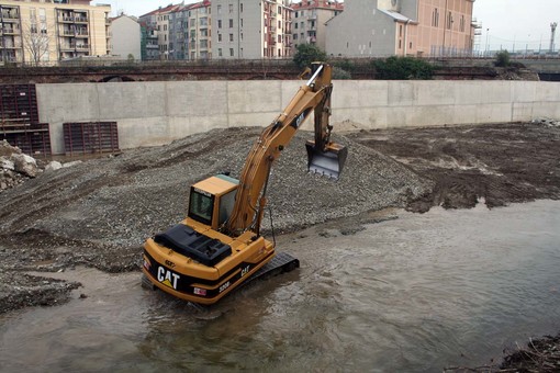 Le ruspe al lavoro alla foce del Letimbro (Savona) Le ruspe al lavoro alla foce del Letimbro (Savona)