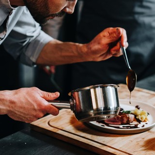 Doppio turno a tavola anche nei ristoranti del Savonese, tra nuove abitudini e modelli importati dall’estero