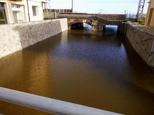 Pietra Ligure, disagi alla foce di Rio Ranzi: problemi per le attività balneari (FOTO)