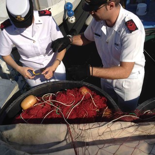Le spadare di Savona: la Capitaneria sequestra due km di reti illegali (le foto dell'operazione)