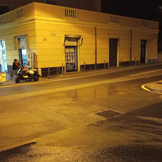 Finale, la rete idrica cede all'incrocio "dei quattro canti": dalla tarda serata semaforo e stop all'erogazione idrica
