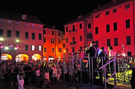 Finale: "La notte", suoni colori e shopping in città