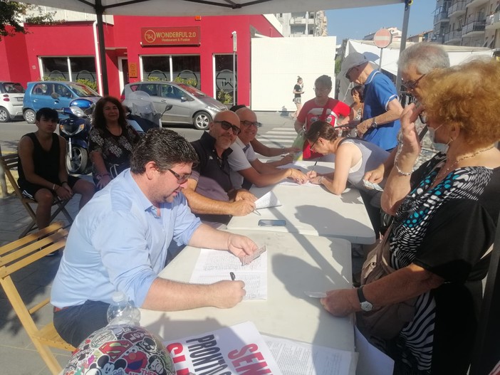 Senzaprontosoccorsosimuore, in sole 3 ore al mercato di Albenga raccolte 800 firme
