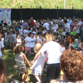 Musica, mamme e bimbi protagonisti alla festa di fine anno della materna Rodari di Savona