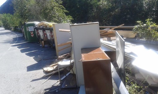 Varazze, continua l'abbandono di rifiuti ingombranti nella frazione di Pero