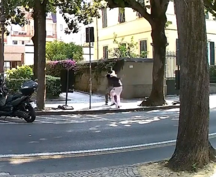 Colluttazione in pieno giorno ad Albenga: il video sui social riaccende l’allarme dei residenti Colluttazione in pieno giorno ad Albenga: il video sui social riaccende l’allarme dei residenti