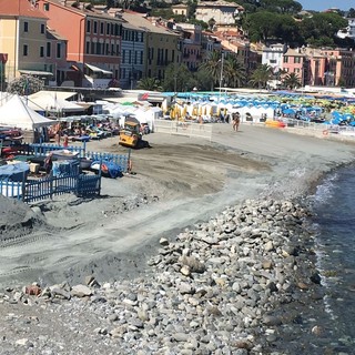 Celle Ligure: lavori di ripascimento in spiaggia a seguito della mareggiata (FOTO)