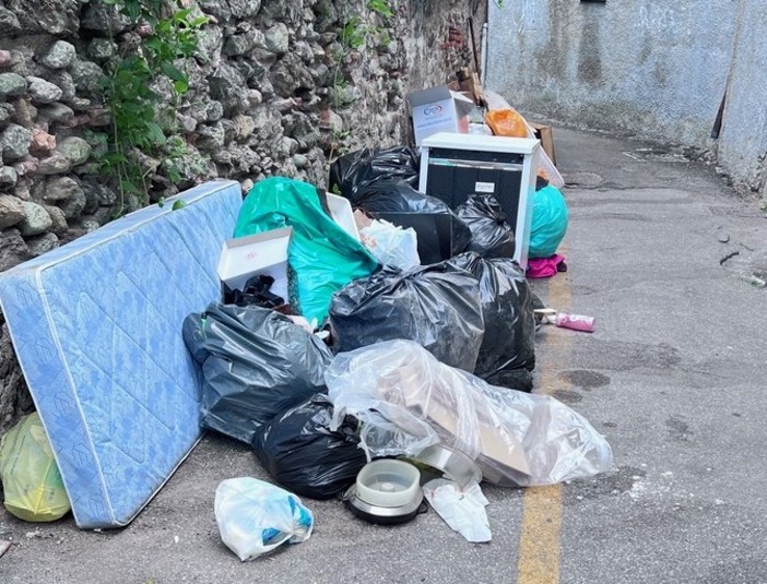 Savona, un lettore: "In Vico San Lorenzo hanno tolto i bidoni e i soliti cafoni continuano a lasciare i rifiuti..." Savona, un lettore: "In Vico San Lorenzo hanno tolto i bidoni e i soliti cafoni continuano a lasciare i rifiuti..."