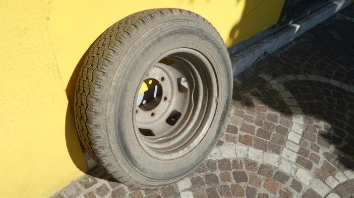 Albenga: ruota di scorta "impazzita" genera panico tra passanti e automobilisti