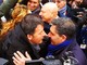 L'arrivo di Renzi a Genova tra bandiere del Pd, sostenitori e proteste