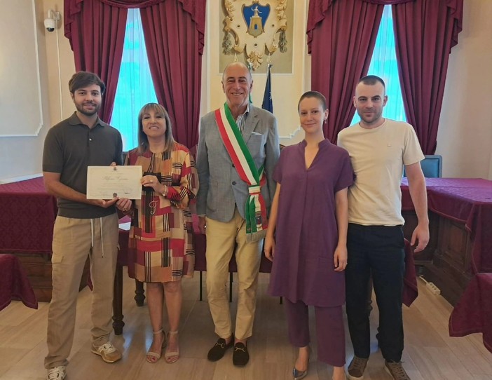 Alassio, riconoscimento del Comune per lo chef Stefano Grano di "Ral 3000 - Cucina di fuoco" Alassio, riconoscimento del Comune per lo chef Stefano Grano di "Ral 3000 - Cucina di fuoco"