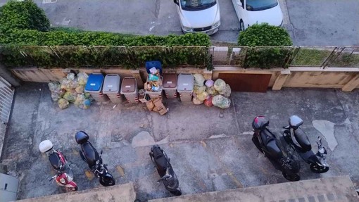 Savona, rifiuti non ritirati in via Trilussa, una lettrice: “Molte mail inviate a Sea-s ma senza risultato”