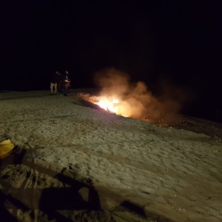 Legname a fuoco sulle spiagge, numerosi gli interventi dei Vigili del Fuoco