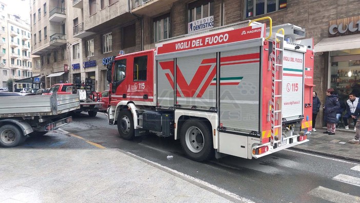 Savona, evacuata la palazzina di via Venezia coinvolta nell'incendio. In sette ancora senza sistemazione Savona, evacuata la palazzina di via Venezia coinvolta nell'incendio. In sette ancora senza sistemazione