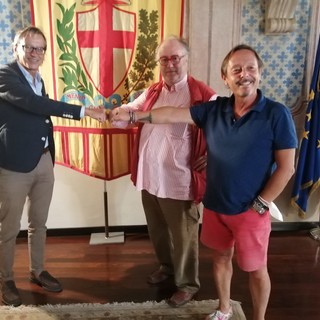 Edoardo Raspelli ad Albenga: una visita tra prodotti enogastronomici e il famoso piatto blu (FOTO)