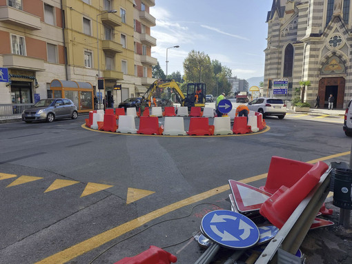 Cantiere di via Nizza a Savona, posizionata la nuova rotatoria provvisoria di Zinola Cantiere di via Nizza a Savona, posizionata la nuova rotatoria provvisoria di Zinola