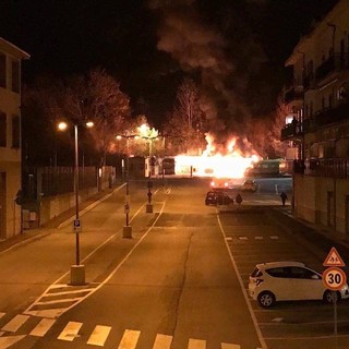 Deposito TPL in fiamme a Millesimo, tre pullman distrutti, una persona trasportata in Ospedale per accertamenti