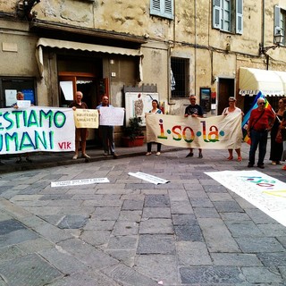 Albenga, manifestazione in piazza per schierarsi con Carola Rackete
