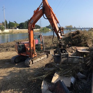 Ad Albenga proseguono i lavori di pulizia del fiume Centa
