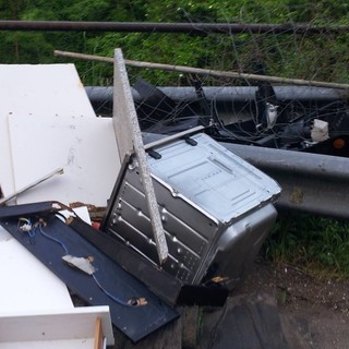 Varazze, rifiuti abbandonati vicino alla cartiera e in località Faje