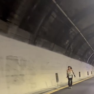 In autostrada con i pattini: l'incontro shock sulla A10 Genova-Ventimiglia (VIDEO)