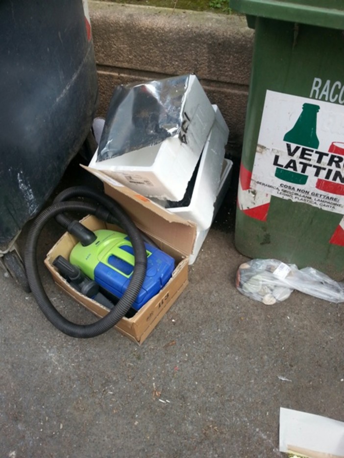 Finale Ligure, la passeggiata si trasforma di nuovo in una mini-discarica