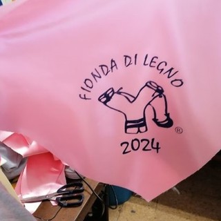 Albenga, sale l'attesa per la Fionda di Legno: il tradizionale foulard si tinge di rosa