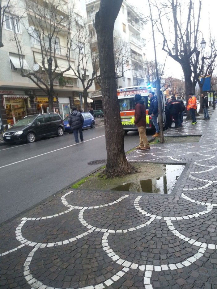 Albenga, rissa tra stranieri presso i giardini Libero Nante: un accoltellato