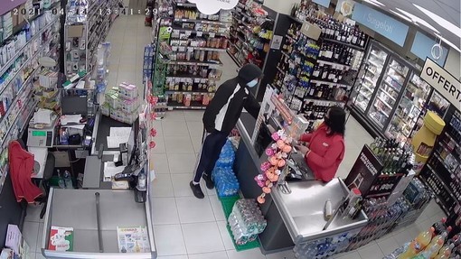 &quot;Dammi i soldi della cassa!&quot;: giovane tenta di rapinare un supermarket a Cairo