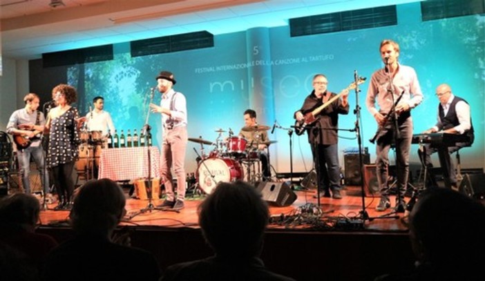 I Rivaival con la canzone "Trifole, trifole, trifolé" vincono una bellissima edizione del V° festival internazionale della Canzone del Tartufo