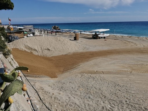Varigotti, ripreso il ripascimento delle spiagge. Partito l'iter autorizzativo per la scogliera sommersa (FOTO)