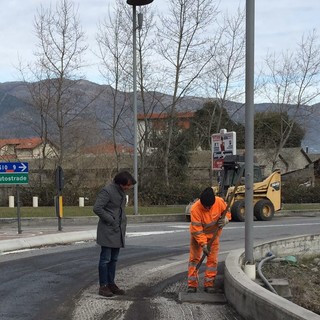 Albenga: proseguono i lavori di rifacimento degli asfalti presso la rotatoria Eges