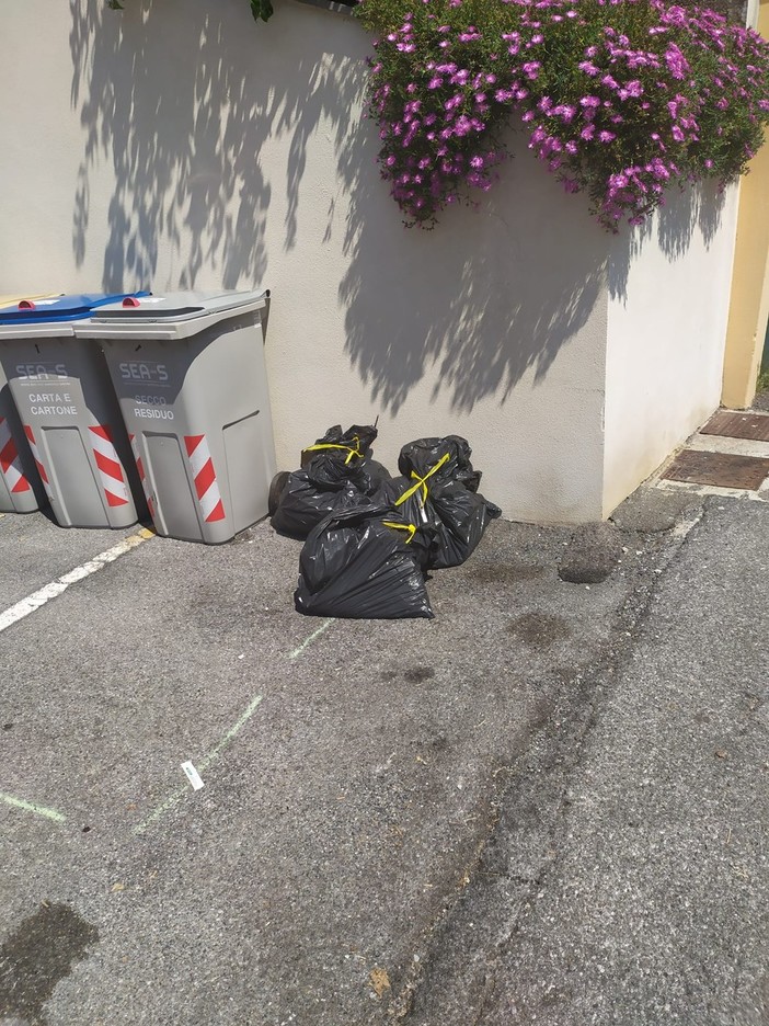 Un lettore: "Perchè abbandonare rifiuti in modo irregolare?" Un lettore: "Perchè abbandonare rifiuti in modo irregolare?"