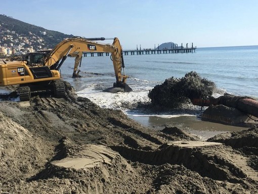 Ponte pasquale di lavori sulle spiagge, "Alassio di Tutti": "Nessun rispetto per le attività economiche" Ponte pasquale di lavori sulle spiagge, "Alassio di Tutti": "Nessun rispetto per le attività economiche"