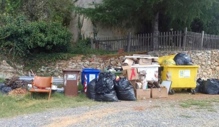 Rifiuti abbandonati a Ranzi, Carrara presenta mozione: “Vero degrado sotto il cimitero” Rifiuti abbandonati a Ranzi, Carrara presenta mozione: “Vero degrado sotto il cimitero”