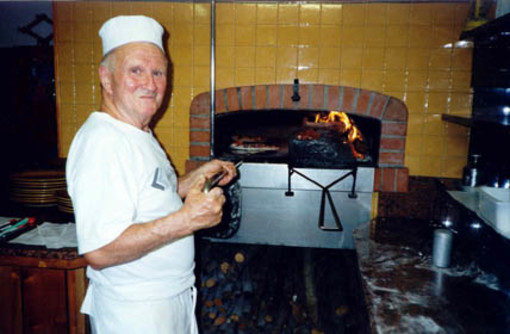 "Il Caminetto" di Bardino, in tavola la pizza "cui tettin" di Renzo e Giovanna