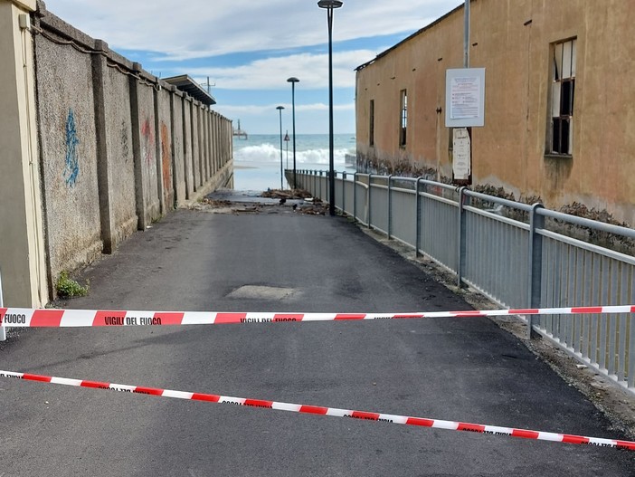 Mareggiata, a Savona chiuso l'accesso alle spiagge vicino ad alcuni rivi invasi dall'acqua del mare Mareggiata, a Savona chiuso l'accesso alle spiagge vicino ad alcuni rivi invasi dall'acqua del mare