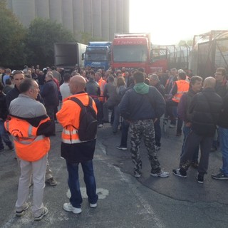 Il presidio dei lavoratori Reefer che la scorsa settimana hanno bloccato l'accesso al porto di Vado