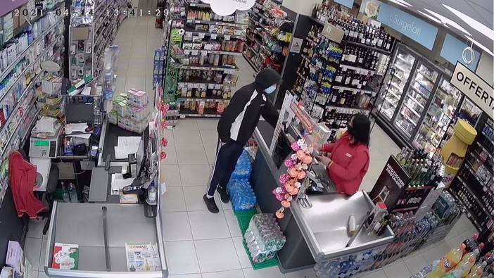 "Dammi i soldi della cassa!": giovane tenta di rapinare un supermarket a Cairo "Dammi i soldi della cassa!": giovane tenta di rapinare un supermarket a Cairo