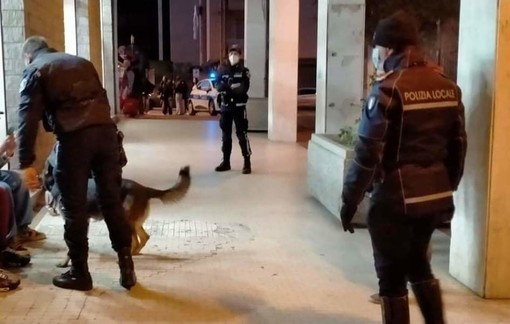 Savona, controlli della polizia locale a Santa Rita: 4 segnalati come assuntori di sostanze stupefacenti (FOTO)