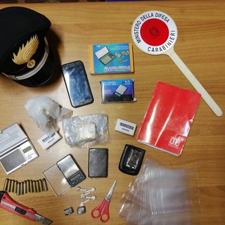 Albisolese in possesso di droga e armi: arrestato dai carabinieri