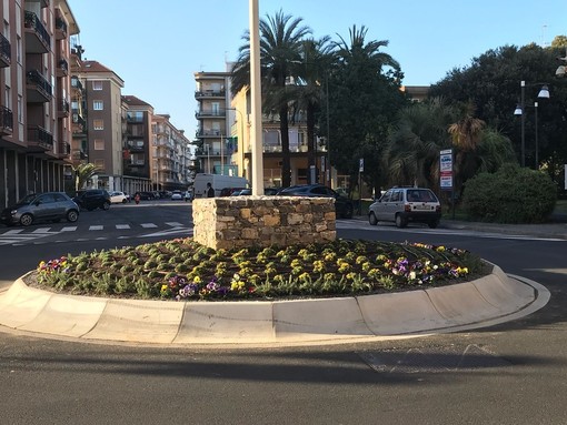 Albenga, concluso il restyling della rotonda tra via Papa Giovanni e via Veneto Albenga, concluso il restyling della rotonda tra via Papa Giovanni e via Veneto