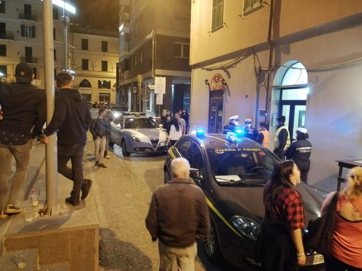 Savona, nottata movimentata in Darsena: interventi delle forze dell'ordine per una lite (FOTO E VIDEO)